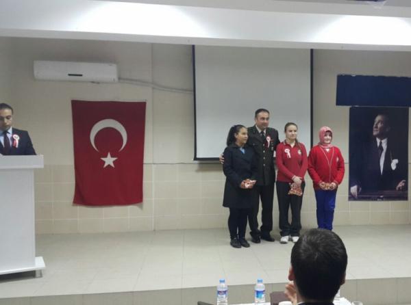18 Mart Şehitleri Anma Günü etkinlikleri kapsamında düzenlenen Liseler arası Kompozisyon yarışması ödül töreni.