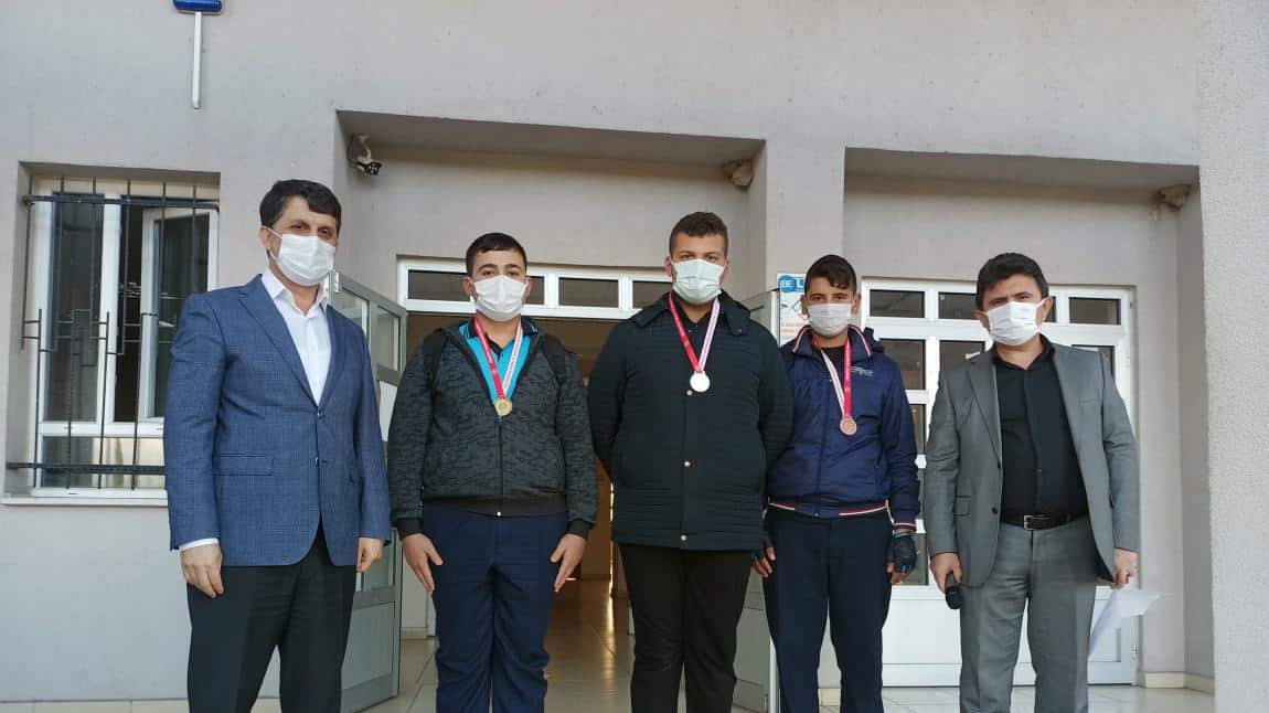 Okulda Yapılan Bilek Güreşi Turnuvalarında Dereceye Giren Öğrenciler Madalyalarını Aldılar.